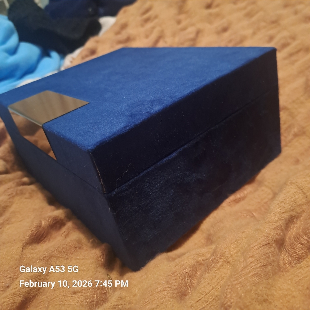 Velvet Soft Blue Box - Picture 2 of 8